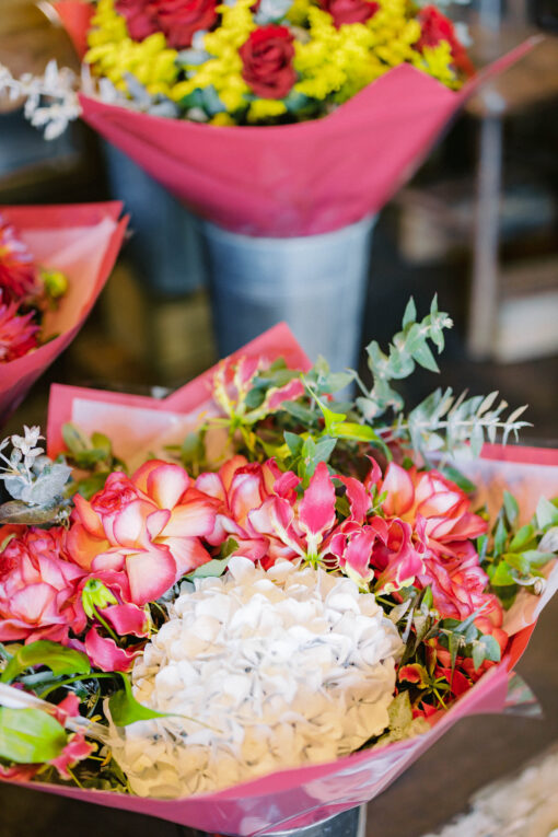A bouquet of white and pink flowers